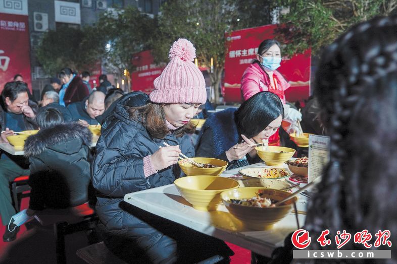 　　26日，在韶山，万人同吃福寿面、同唱《东方红》缅怀毛主席。