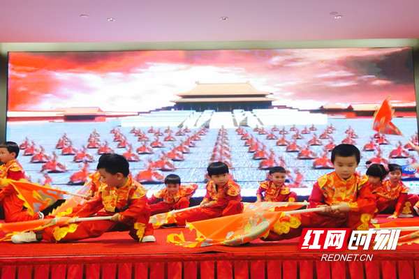 小朋友送上武术表演.jpg