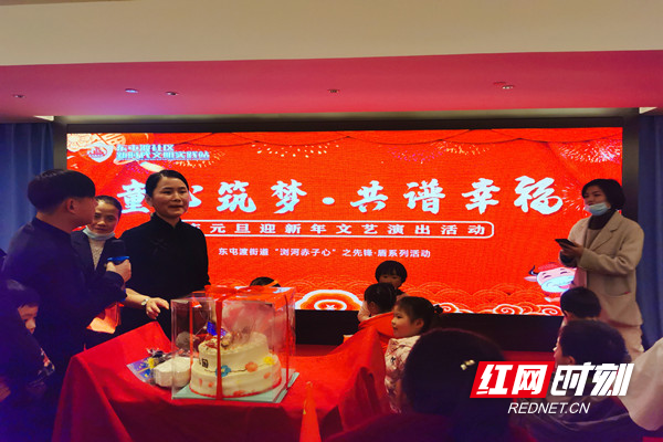萌娃一起分享蛋糕庆元旦迎新春.jpg