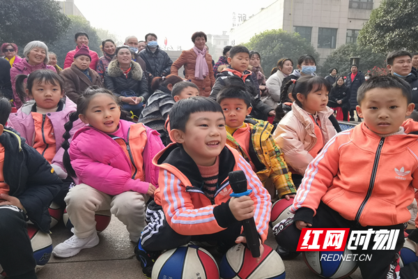 小朋友认真听讲禁毒知识并参与抢答.png 小朋友认真听讲禁毒知识并参与抢答.png