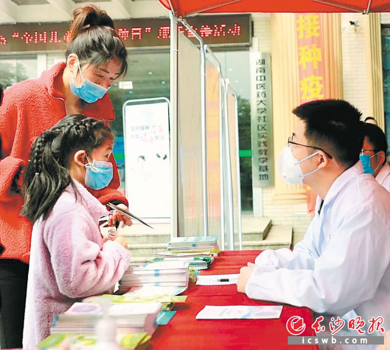 　　预防呼吸道疾病，市民尤其是免疫力较低的儿童等人群，要按时接种疫苗，做好个人防护。图为疾控专家向市民宣传预防接种知识。     均为 肖珂 供图