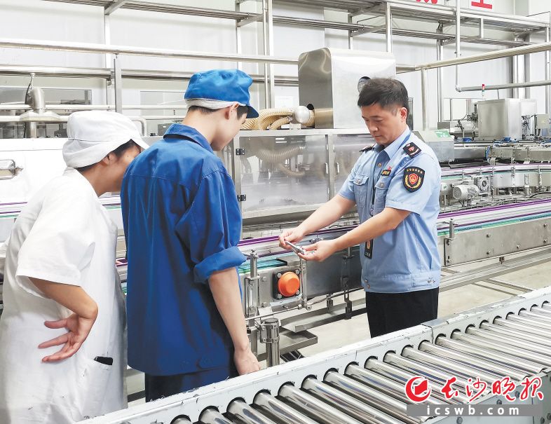 　宁乡市市场监管部门组织技术专家走进食品生产企业进行体检式预警检查。图为专家走进优氏乳业开展检查。 宁市供图
