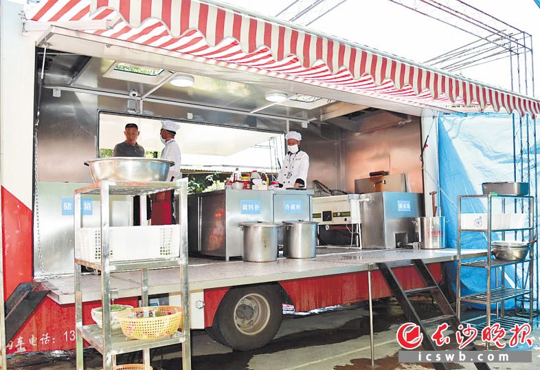 　在望城区，移动餐车将中央厨房加工的成品或半成品运送到主家，降低了农村集体聚餐的安全风险。 周辉霞 摄