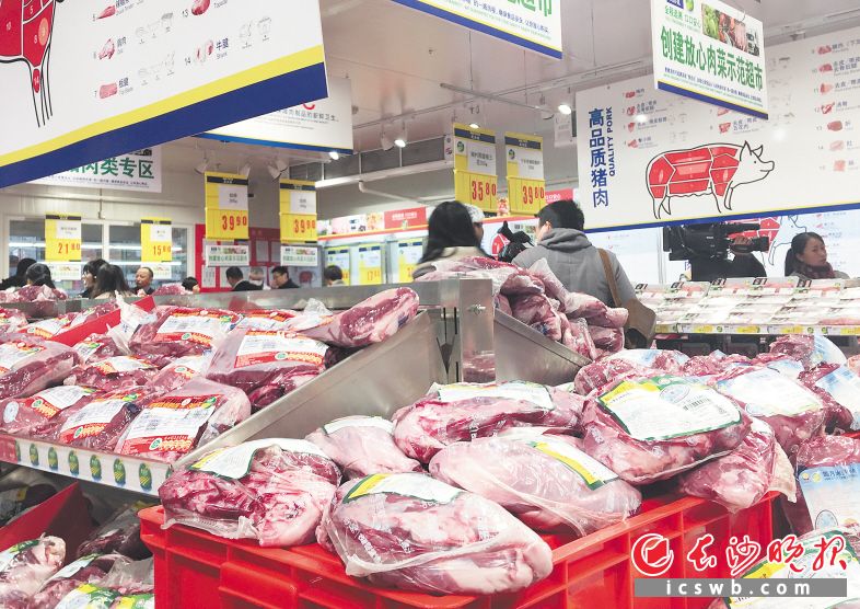 　　长沙市市场监管部门近年来持续强化对肉制品安全的监管。 周辉霞 摄