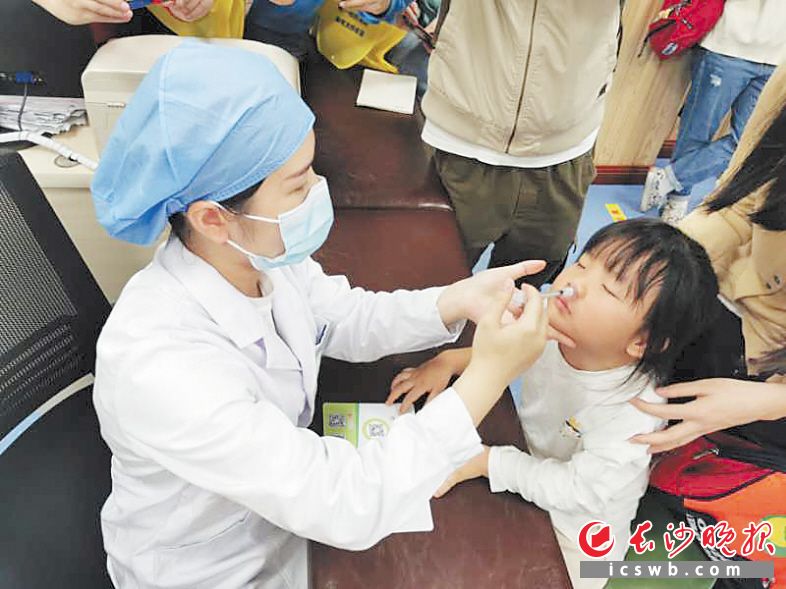 　　↑3岁至17岁的儿童和青少年，可以接种三价鼻喷流感减毒活疫苗。