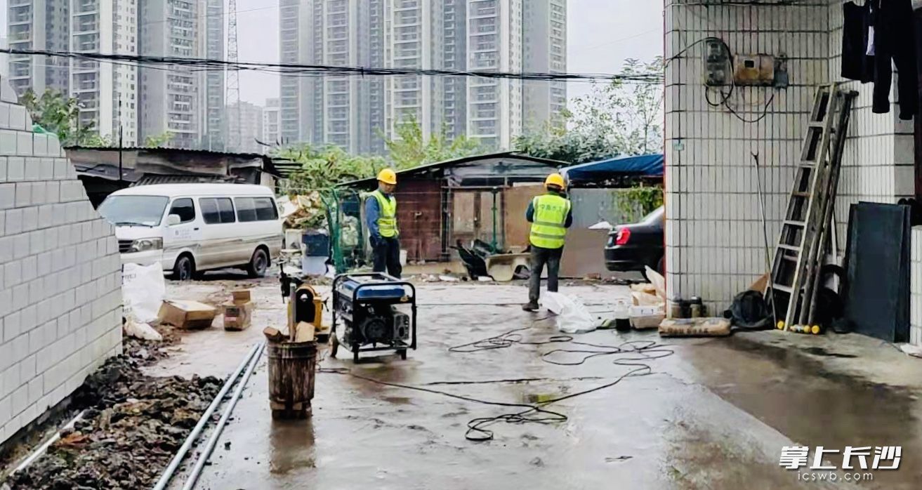当地居民很多都是老旧农家房，管网等基础设施落后。 通讯员 谢勇 摄