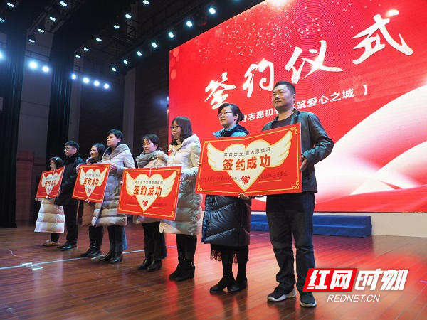 马坡岭街道各社区负责人与社工组织现场签订志愿服务协议..jpg