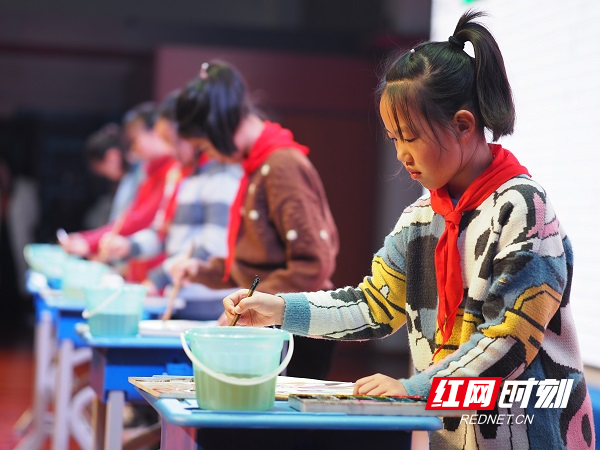 东风小学的学生代表们为美德人物们手绘新时代雷锋人像。.jpg