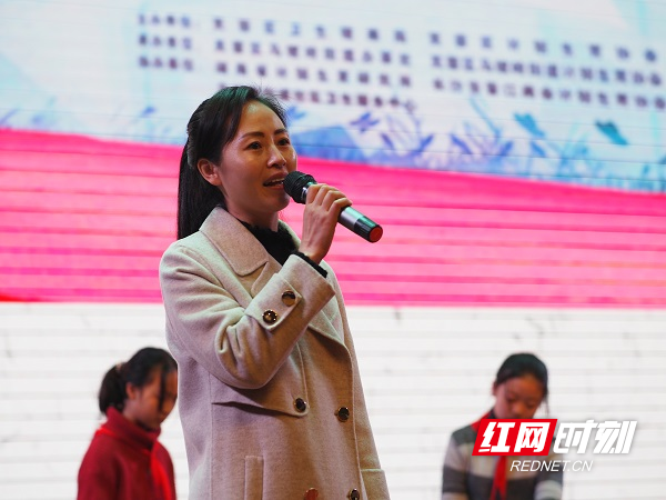 朗读者正在讲述美毛秀军德美人故事。.jpg
