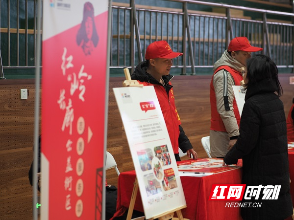 居民在咨询志愿服务队活动内容。.jpg