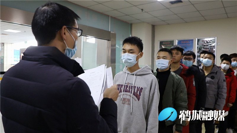 鹤城区80名大学生参加春季征兵第一批次体检.mp4_20201230_162721.784.jpg