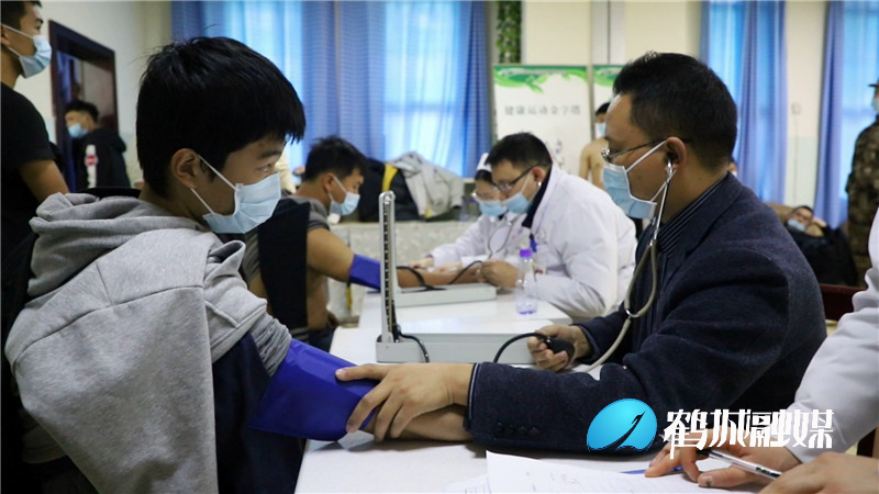 鹤城区80名大学生参加春季征兵第一批次体检.mp4_20201230_162734.054.jpg