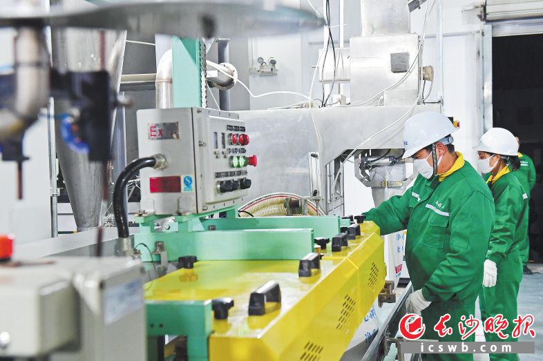 　　今年12月12日，湖南吴赣药业正式投产，标志着全球磺胺类原料药产品种类最全、规模最大、产品链最长的生产商从长沙扬帆起航，为长沙生物医药产业发展再添新动力。