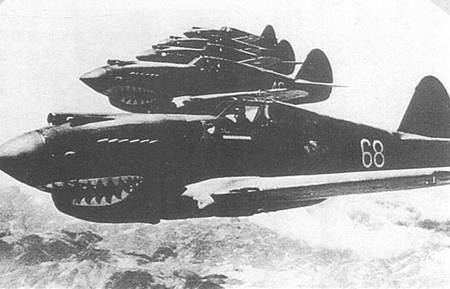 美國志愿飛行員們駕駛形狀古怪的戰斗機整隊出發，襲擊日軍