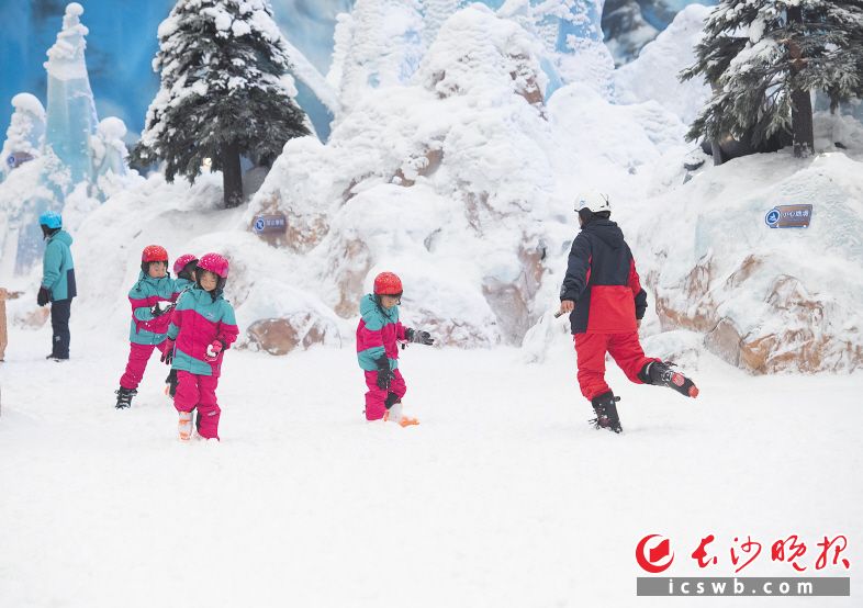 ←孩子们在湘江欢乐城感受深坑滑雪。除署名外均为邹麟 摄