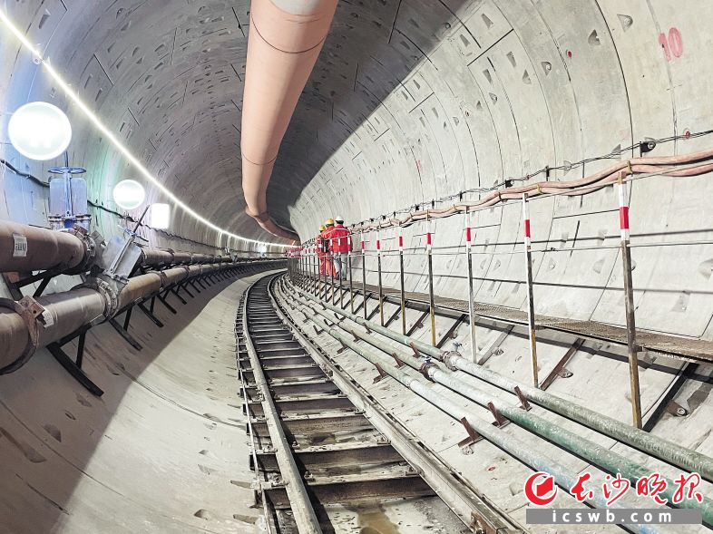 　　12月30日，地铁6号线湘江隧道左线顺利实现贯通。   长沙晚报全媒体记者 王志伟 通讯员 易溢 摄影报道