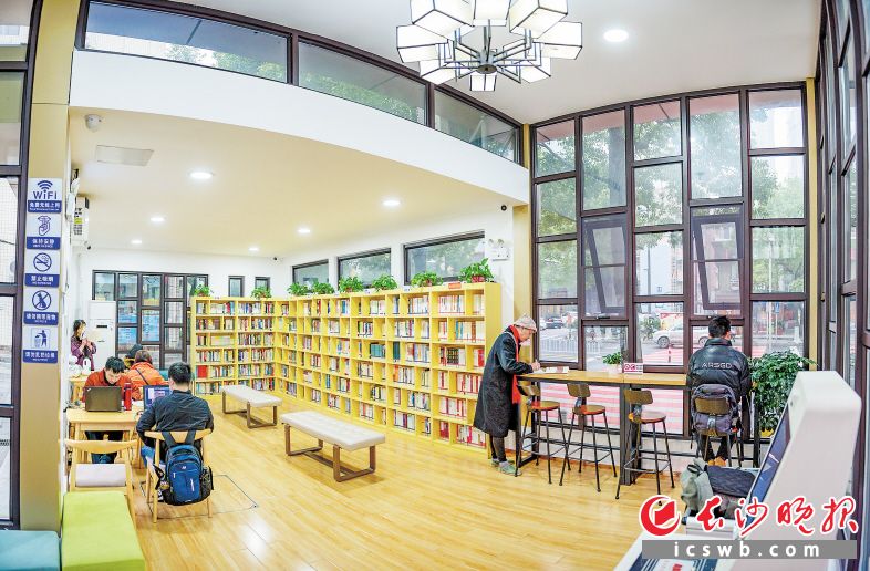 　　社区24小时图书馆成为巷子里居民读书休闲好去处。 均为长沙晚报全媒体记者 陈飞 摄