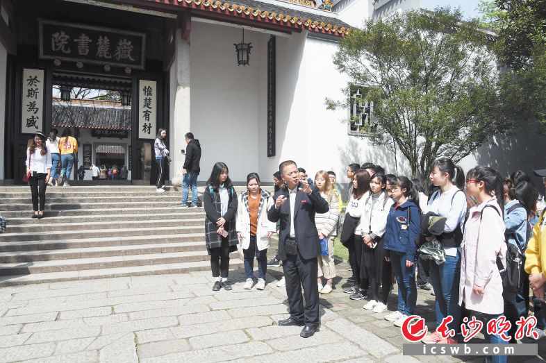 　　图为龙兵教授正在岳麓书院开展“移动”思政课。习近平总书记在考察岳麓书院时，曾与正在开展思政课现场教学的师生们进行过交流。受访者供图