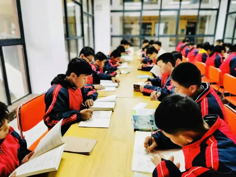 孩子们新年在新图书馆里看书学习。 通讯员 罗咏梅 摄