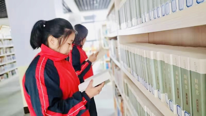 新年新书新图书馆，偏远山村学校的孩子们有了新气象。 通讯员 罗咏梅 摄