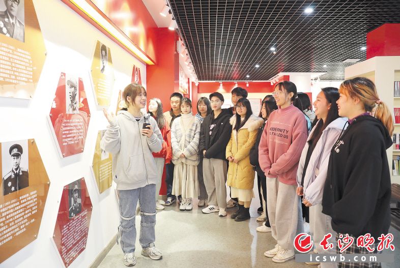 　　在湖南商务职院“红色文化主题教育馆”，学生当讲解员给同学们进行讲解。均为受访者 供图