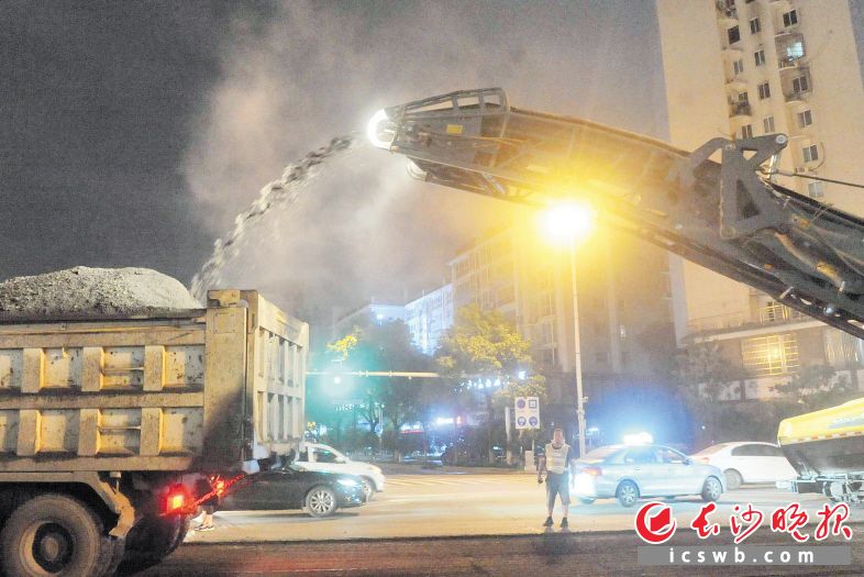 　　长沙市政部门“挑灯夜战”，破损路面焕然一新。 贺文兵 摄