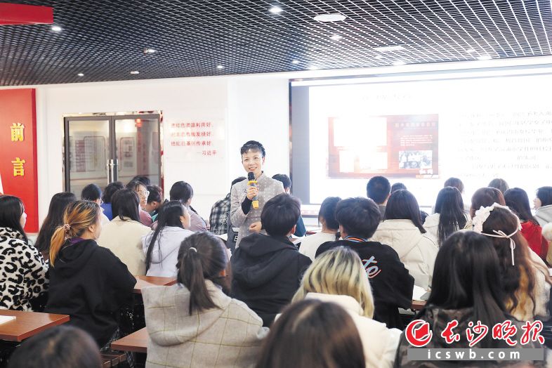 　　邓艳君在湖南商务职院“红色文化主题教育馆”给同学们上思政课。