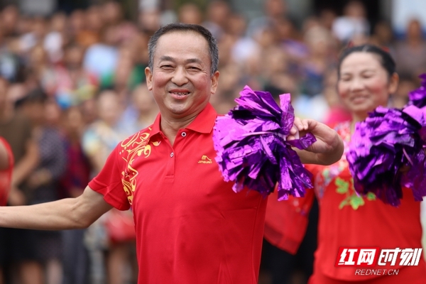 河坝镇王家湖村总支书记陈辉和群众开心地跳起了广场舞.