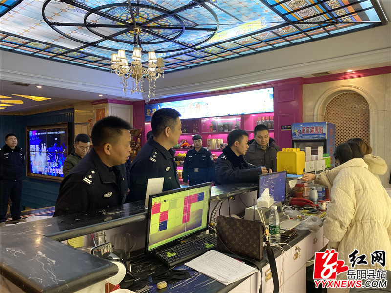 工作人员在荣城名门ktv检查.jpg