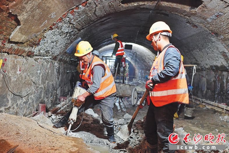 　　2020年12月5日，晓园公园地下5米深的红旗渠涵洞内，30余名工人在紧张施工。　　长沙晚报全媒体记者 王志伟 摄