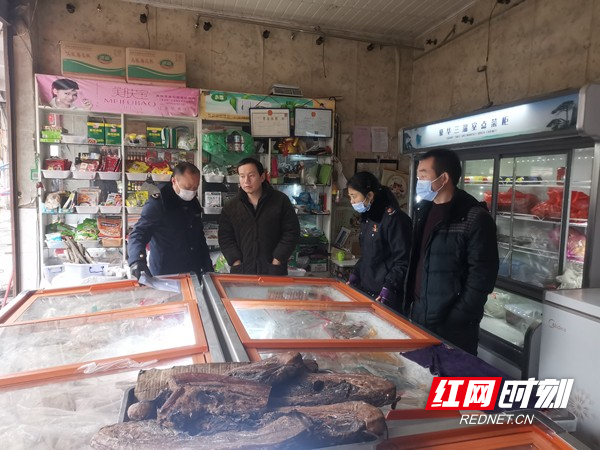 检查组就销售的冷冻食品进行检查.jpg