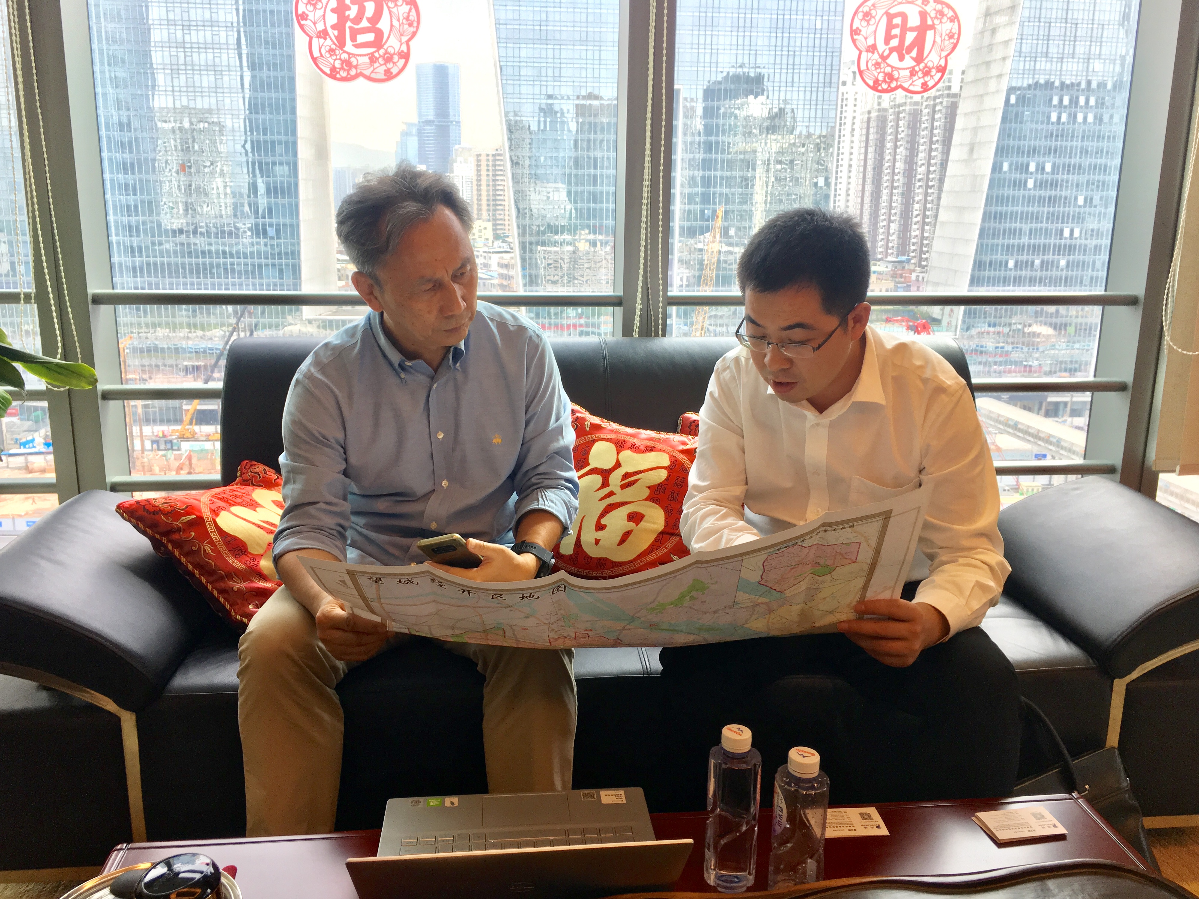 2020年10月30日，刘虎（右）拜访宝德科技集团总裁、执行董事董卫屏，将望城发展、望城故事一次次带到企业的办公室，坚守招商、乐于招商
