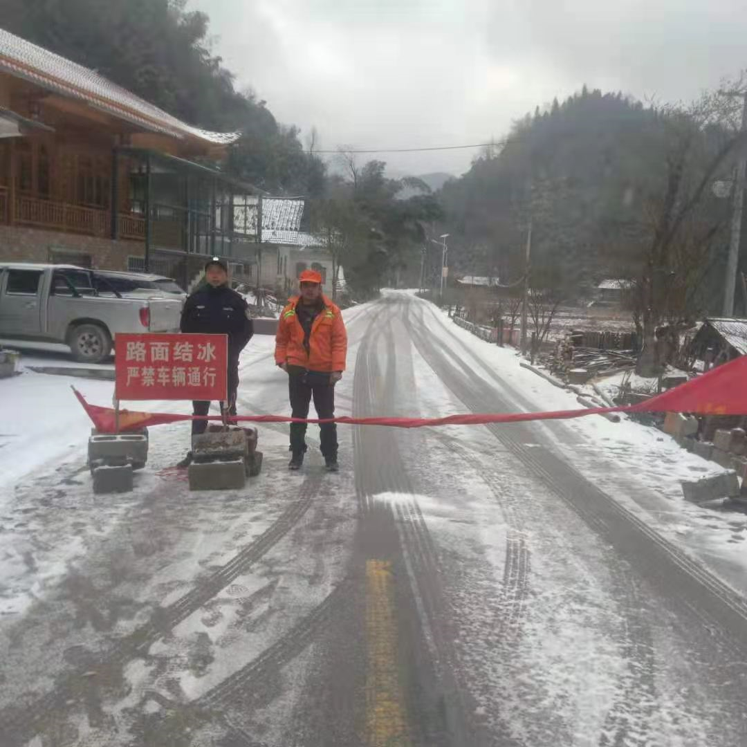 21年第一场雪来了 他们雪中坚守的身影最美