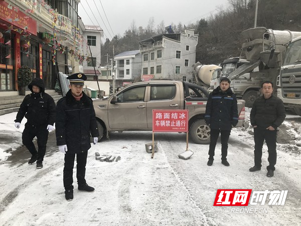 禾库镇综合执法大队就三腊线进行冰雪天气封路.jpg