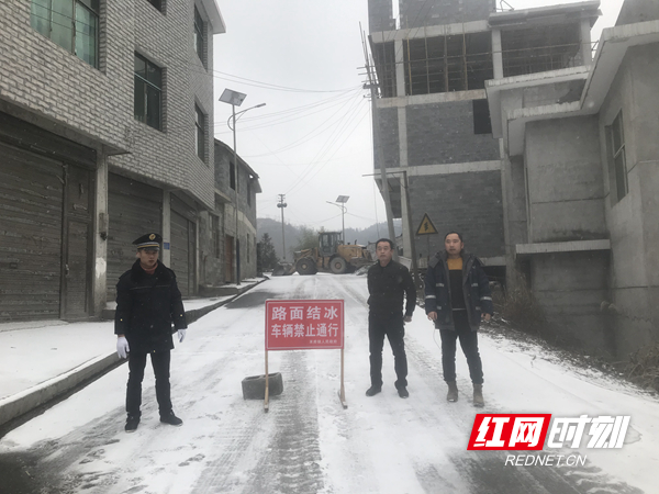 吉禾线进行冰雪天气封路.jpg