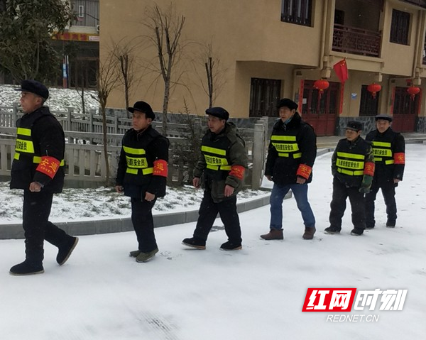 镇安置区安保人员进行安全巡防.jpg
