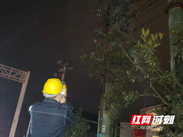 供电员工冒严寒守护电网设备。.jpg
