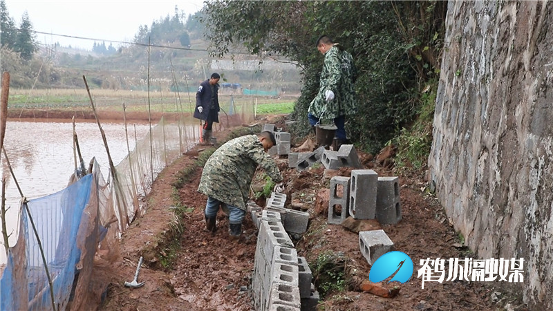 毛克文 黄金坳镇败泥冲修路.mp4_20210108_161233.372.jpg