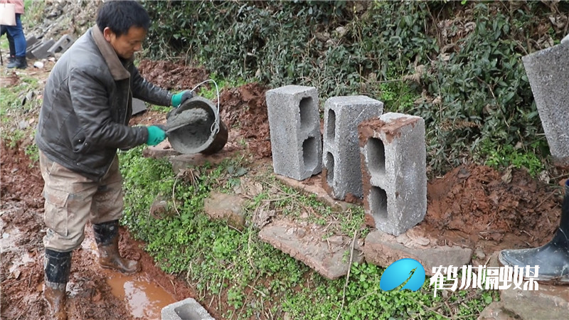 毛克文 黄金坳镇败泥冲修路.mp4_20210108_160702.572.jpg