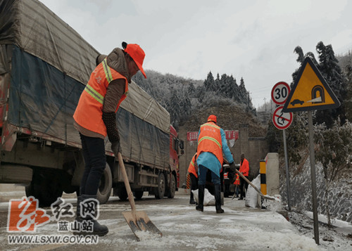 一、公路抢险人员融冰保畅_副本.jpg