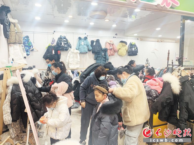 　　气温骤降，童装店迎来了销售热潮，御寒衣物销量攀升。长沙晚报全媒体记者 范宏欢 摄