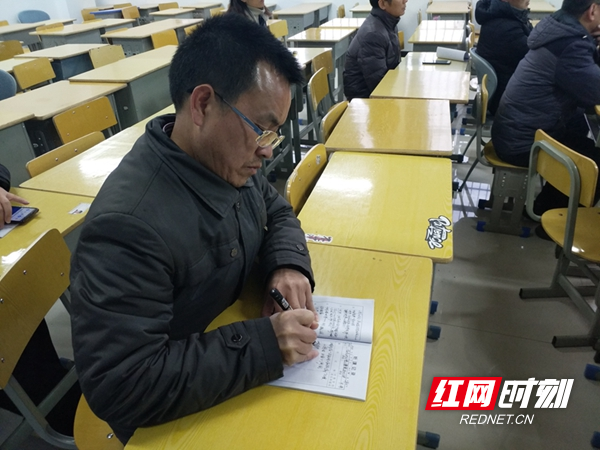 王辉校长认真听取老师们的年度计划.jpg 王辉校长认真听取老师们的年度计划.jpg