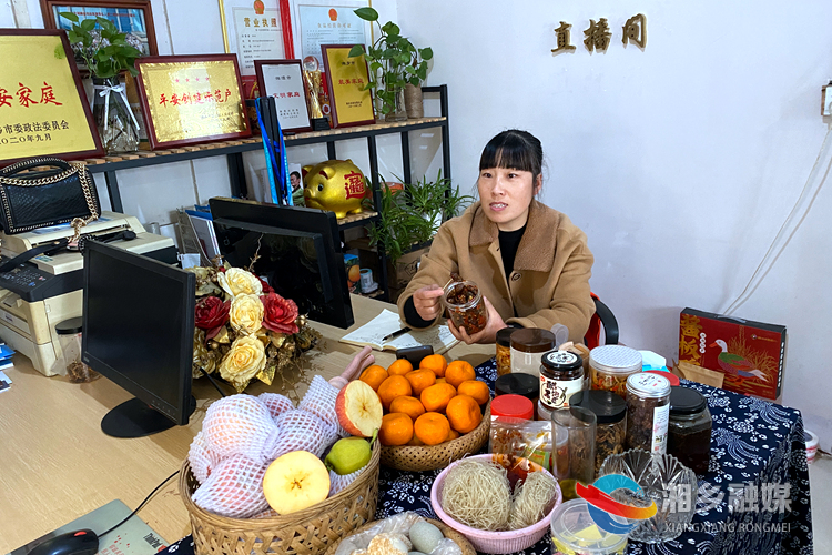 刘永红在直播间介绍她自制的小菜。.jpg