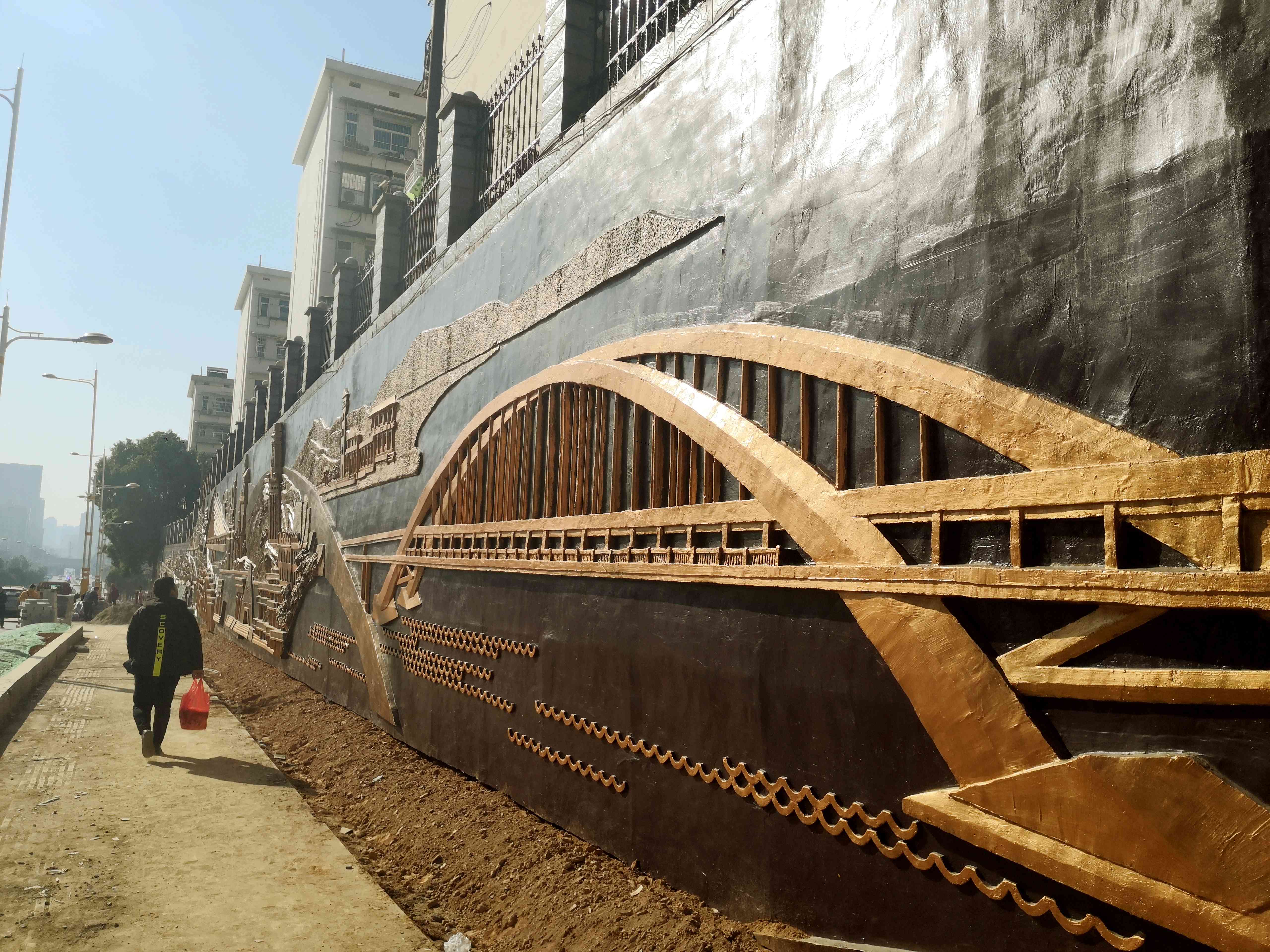 车站北路德雅路口段，一组150米长的壁上浮雕经过修复上色后焕然一新。图片均为长沙晚报全媒体记者 贺文兵 摄