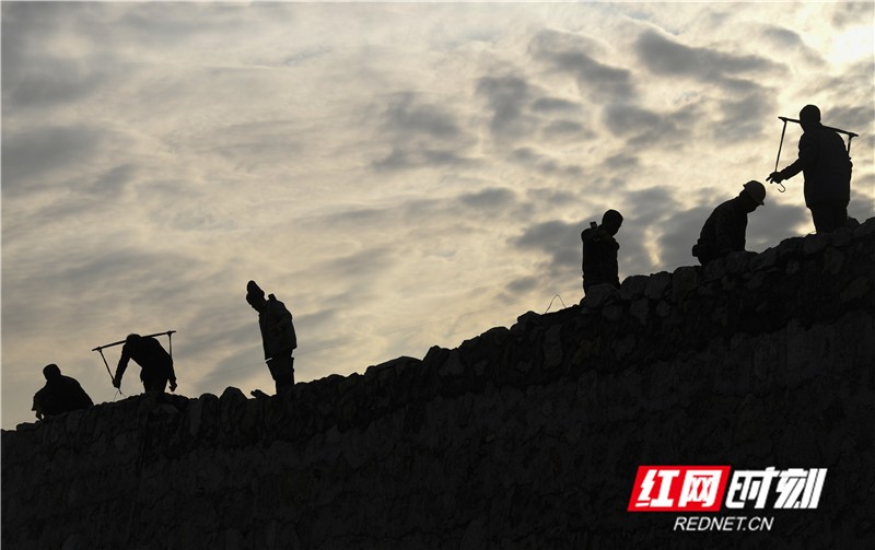 2021年1月13日,湖南省永州市道县G207绕城线工地现场,工人在砌护坡。 (1)_副本.jpg