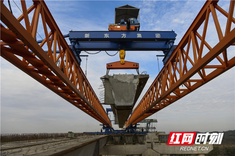 2021年1月13日,湖南省永州市道县G207绕城线工地现场,工人在架设潇水三桥桥梁。 (3)_副本.jpg