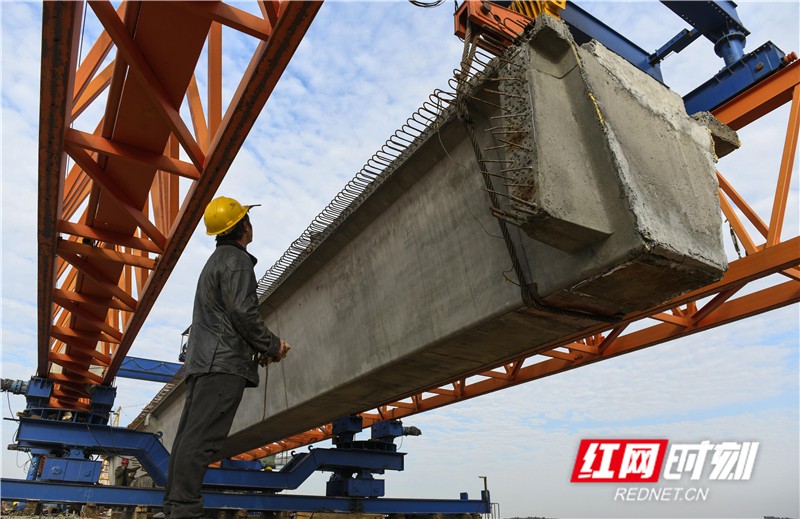 2021年1月13日,湖南省永州市道县G207绕城线工地现场,工人在架设潇水三桥桥梁。 (7)_副本.jpg