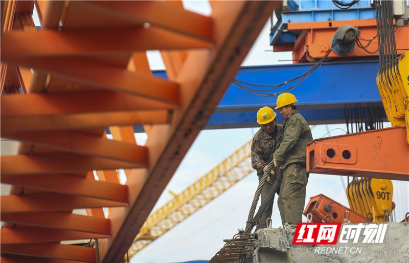 2021年1月13日,湖南省永州市道县G207绕城线工地现场,工人在架设潇水三桥桥梁。 (4)_副本.jpg