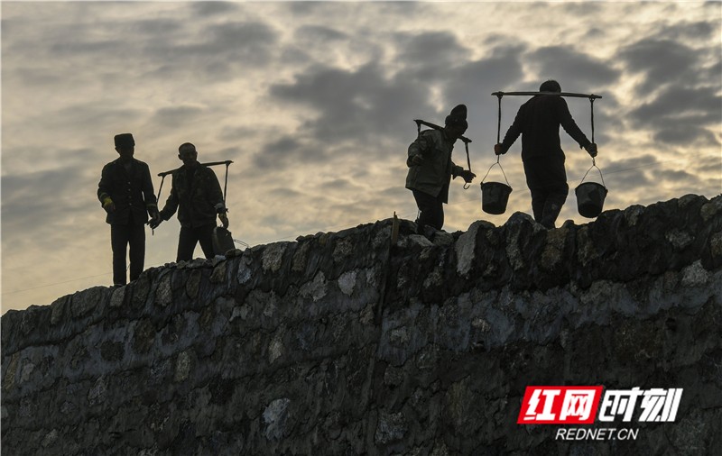 2021年1月13日,湖南省永州市道县G207绕城线工地现场,工人在砌护坡。 (3)_副本.jpg