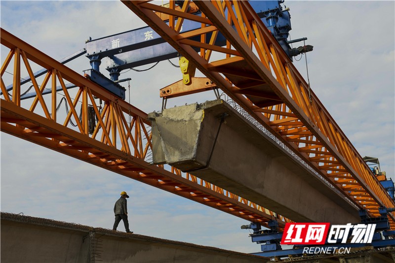 2021年1月13日,湖南省永州市道县G207绕城线工地现场,工人在架设潇水三桥桥梁。 (1)_副本.jpg